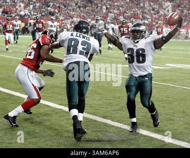 12. September 2005 - USA - KRT SPORTS STORY SLUGGED: FBN-EAGLES-FALCONS KRT FOTO VON JERRY LODRIGUSS/PHILADELPHIA INQUIRER (12. September) ATLANTA, GA - die Eagles' Brian Westbrook erzielt im zweiten Quartal ihres Spiels im Georgia Dome in Atlanta, Georgia, am Montag, 12. September 2005 den ersten Touchdown gegen die Falcons. (Mvw) 2005 (Bild: © Jerry Lodriguss/mct/ZUMAPRESS.com) Stockfoto