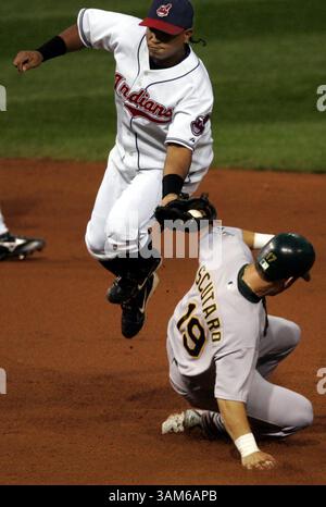 12. September 2005 - USA - KRT SPORTS STORY SLUGGED: BBA-ATHLETICS-INDIANS KRT FOTO VON ED SUBA JR./AKRON BEACON JOURNAL (12. September) CLEVELAND, OH -- der zweite Baseman Ronnie Belliard aus Cleveland macht einen Sprung, kann aber den Oakland-Läufer Marco Scutaro beim dritten Inning ihres Spiels im Jacobs Field am Montag, 12. September 2005 in Cleveland, Ohio, nicht markieren. (Mvw) 2005 (Kreditbild: © Ed Suba Jr/mct/ZUMAPRESS.com) Stockfoto