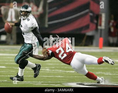 12. September 2005 - USA - KRT SPORTS STORY SLUGGED: FBN-EAGLES-FALCONS KRT FOTO VON JERRY LODRIGUSS/PHILADELPHIA INQUIRER (12. September) ATLANTA, GA -- Donovan McNabb der Eagles zieht sich im ersten Viertel ihres Spiels im Georgia Dome in Atlanta, Georgia, am Montag, 12. September 2005 von den Falcons Bryan Scott ab. (Mvw) 2005 (Bild: © Jerry Lodriguss/mct/ZUMAPRESS.com) Stockfoto