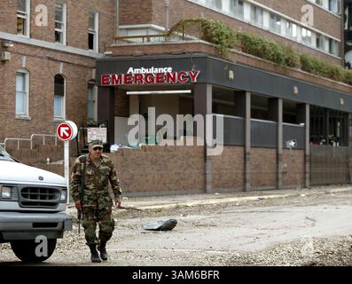 13. September 2005 - USA - KRT US NEWS STORY SCHLEPPTE: WEA-KATRINA-HOSPITAL KRT FOTO VON KHAMPHA BOUAPHANH (13. September) Texas Army National Guard Staff Sgt. David Chagoya Guards Memorial Medical Center am Dienstag, 13. September 2005, in New Orleans, Louisiana. Am Wochenende wurden Dutzende Leichen gefunden, Opfer des Hurrikans Katrina. (cic) 2005 (Bild: © Khampha Bouaphanh/mct/ZUMAPRESS.com) Stockfoto