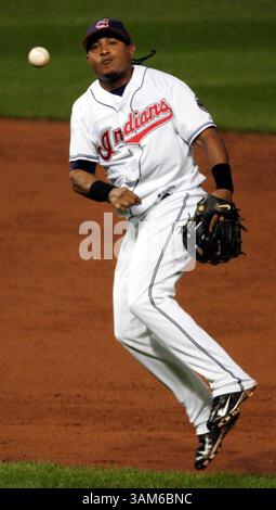 14. September 2005 - USA - KRT SPORTS STORY SLUGGED: BBA-ATHLETICS-INDIANS KRT FOTO VON ED SUBA JR./AKRON BEACON JOURNAL (14. September) CLEVELAND, OH -- Cleveland's zweiter Baseman Ronnie Belliard wirft Oaklands Mark Ellis während des vierten Inning ihres Spiels im Jacobs Field am Mittwoch, 14. September 2005 in Cleveland, Ohio aus. (Mvw) 2005 (Kreditbild: © Ed Suba Jr/mct/ZUMAPRESS.com) Stockfoto