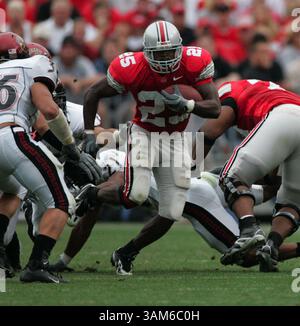 17. September 2005 - USA - KRT SPORTS STORY SLUGGED: FBC-SDSTAMP-OHIOSTAMP KRT FOTO VON PAUL TOPLE/AKRON BEACON JOURNAL (17. September) COLUMBUS, OH -- Ohio State's Antonio Pittman (25) läuft im dritten Quartal durch die San Diego State Defense. Ohio State besiegte San Diego State mit 27:6, im Ohio Stadium in Columbus, Ohio, am Samstag, den 17. September 2005. (cdm) 2005 (Kreditbild: © Paul Tople/mct/ZUMAPRESS.com) Stockfoto