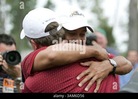 25. September 2005 - USA - KRT US NEWS STORY SLUGGED: PRESIDENTSCUP KRT FOTO VON HARRY E. WALKER/KRT (25. September) GAINESVILLE, VA -- die US-Teammitglieder Phil Mickelson, Left und Tiger Woods feiern auf dem 18. Grün nach der US-Ausgabe Team Presidents Cup Sieg über das internationale Team in der Endrunde des Presidents Cup in Gainesville, Virginia, am Sonntag, den 24. September 2005. (hew) 2005. (Bild: © Harry E. Walker/mct/ZUMAPRESS.com) Stockfoto