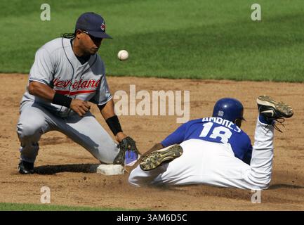 25. September 2005 - USA - KRT SPORTS STORY SLUGGED: BBA-INDIANS-ROYALS KRT FOTO VON JOHN SLEEZER/KANSAS CITY STAR (25. September) KANSAS CITY, MO - Chip Ambers (18) von den Kansas City Royals stiehlt den zweiten, als der Ball aus dem Handschuh der Cleveland Indians herausspringt, zweiter Baseman Ronnie Belliard im sechsten Inning. Die Royals besiegten die Indians am Sonntag, den 25. September 2005, im Kauffman Stadium in Kansas City, Missouri. (cdm) 2005. (Kreditbild: © John Sleezer/mct/ZUMAPRESS.com) Stockfoto