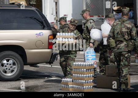 25. September 2005 - USA - KRT US-NEWS STORY SLUGGED: WEA-STORMS-SMALLTOWNS KRT FOTO VON DAVID SWANSON/PHILADELPHIA INQUIRER (25. September) LIBERTY, TX - Soldaten der Texas Army National Guard geben Wasser, Eis und MREs an Menschen in Autos in Liberty, Texas, am 25. September 2005. (cdm) 2005. (Bild: © David Swanson/mct/ZUMAPRESS.com) Stockfoto