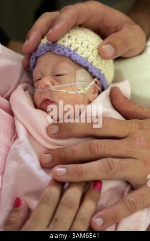 13. Juni 2005 - USA - KRT US NEWS STORY SLUGGED: MED-PREMATUREBIRTHS KRT FOTO VON JILL TOYOSHIBA/KANSAS CITY STAR (27. Oktober) MACI bekommt eine Umarmung von ihren Eltern Amanda und Isaac Tadlock, 13. Juni 2005, im Overland Park Regional Medical Center in Overland Park, Kansas. MACI und ihre Schwester Saylor wurden 15 Wochen verfrüht geboren. (lj) 2005. (Bild: © Jill Toyoshiba/mct/ZUMAPRESS.com) Stockfoto