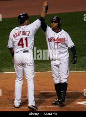 29. September 2005 - USA - KRT SPORTS STORY SLUGGED: BBA-DRAYS-INDIANS KRT FOTO VON ED SUBA JR/AKRON BEACON JOURNAL (29. September) CLEVELAND, OH -- Cleveland Indians Catcher Victor Martinez (links) gratuliert dem zweiten Baseman Ronnie Belliard nach seinem 2-Lauf während des ersten Inning gegen die Tampa Bay Devil Rays. Die Indianer besiegten die Devil Rays mit 6:0 bei Jacobs Field in Cleveland, Ohio am Donnerstag, den 29. September 2005. (Kreditbild: © Ed Suba Jr/mct/ZUMAPRESS.com) Stockfoto