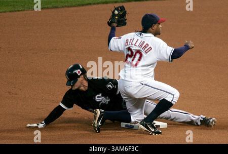 30. September 2005 - USA - KRT SPORTS STORY SLUGGED: BBA-WHITESOX-INDIANS KRT FOTO VON KAREN SCHIELY/AKRON BEACON JOURNAL (September 30) CLEVELAND, OH -- Cleveland zweiter Baseman Ronnie Belliard reagiert als Chicagos Scott Podsednik im ersten Inning ihres Spiels im Jacobs Field in Cleveland, Ohio, am Freitag, 30. September 2005, als sicher bezeichnet. (Kreditbild: © Karen Schiely/mct/ZUMAPRESS.com) Stockfoto
