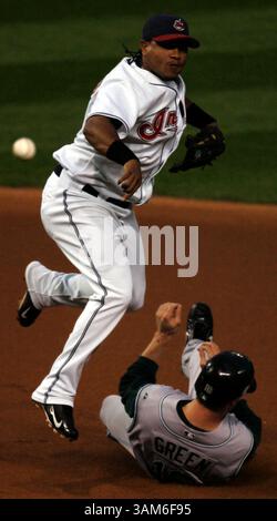 28. September 2005 - USA - KRT SPORTS STORY SLUGGED: BBA-DRAYS-INDIANS KRT FOTOGRAFIE VON ED SUBA JR./AKRON BEACON JOURNAL (28. September) Cleveland, OH -- Cleveland der zweite Baseman Ronnie Belliard springt über den Tampa Bay-Läufer Nick Green und absolvierte ein Doppelspiel im ersten Inning ihres Spiels im Jacobs Field am Mittwoch, 28. September 2005 in Cleveland, Ohio. (Mvw) 2005 (Kreditbild: © Ed Suba Jr/mct/ZUMAPRESS.com) Stockfoto