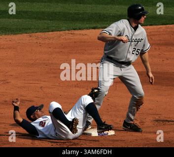2. Oktober 2005 - USA - KRT SPORTS STORY SLUGGED: BBA-WHITESOX-INDIANS KRT FOTO VON MIKE CARDEW/AKRON BEACON JOURNAL (2. Oktober) CLEVELAND, OH -- Cleveland Indians zweiter Baseman Ronnie Belliard rollt auf seinem Rücken, nachdem er Joe Bochard von den Chicago White Sox beim Steal-Versuch im fünften Inning markiert hat. Die White Sox besiegten die Indians am Sonntag, den 2. Oktober 2005, im Jacobs Field in Cleveland, Ohio. (cdm) 2005 (Bild: © Mike Cardew/mct/ZUMAPRESS.com) Stockfoto