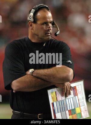 2. OKTOBER 2005 - USA - KRT SPORTS STORY SLUGGED: FBN-VIKINGS-FALCONS KRT FOTO VON SHERRI LAROSE/ST. PAUL PIONEER PRESS (2. Oktober) ATLANTA, GA -- Minnesota Vikings-Cheftrainer Mike Tice geht im vierten Quartal gegen die Atlanta Falcons an der Seitenlinie vorbei. Die Falcons besiegten die Wikinger 30 im Georgia Dome in Atlanta, Georgia, am Sonntag, den 2. Oktober 2005. (cdm) 2005 (Kreditbild: © Sherri Larose/mct/ZUMAPRESS.com) Stockfoto