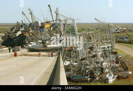 8. Okt. 2005 - USA - KRT US-NEWS STORY SLUGGED: WEA-STORMS-MESS KRT FOTO VON NADER KHOURI/CONTRA COSTA TIMES (10. Oktober) Shrimps Angelboote sitzen zusammen an der Überführung des Highway 23 in der Stadt Empire in Plaquemines Parish, Louisiana Samstag, 8. Oktober 2005. Die Fischerstadt erlitt durch die Hurrikane Katrina und Rita große Zerstörungen an ihren Booten. (lde) 2005. (Abbildung: © Nader Khouri/mct/ZUMAPRESS.com) Stockfoto