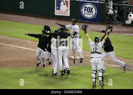 16. Oktober 2005 - USA - KRT SPORTS STORY SLUGGED: BBA-ALCS KRT FOTO VON JOSE M. OSORIO/CHICAGO TRIBUNE (Oktboer 17) ANAHEIM, CA -- die Chicago White Sox feiern nach dem Finale gegen die Los Angeles Angels of Anaheim im 5. Spiel der American League Championship Series gegen die Los Angeles Angels of Anaheim. Die White Sox besiegten die Engel mit 6:3, im Angel Stadium in Anaheim, Kalifornien, am Sonntag, den 16. Oktober 2005. und die Serie vier Spiele zu eins. (cdm) 2005 (Kreditbild: © Jose M. Osorio/mct/ZUMAPRESS.com) Stockfoto