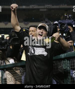16. Oktober 2005 - USA - KRT SPORTS STORY SLUGGED: BBA-ALCS KRT FOTO VON CHARLES CHERNEY/CHICAGO TRIBUNE (Oktboer 17) ANAHEIM, CA -- Chicago White Sox Pitcher Mark Buehrle feiert den Sieg der American League Championship, nachdem die White Sox die Los Angeles Angels of Anaheim mit 6:3, im Angel Stadium in Anaheim, Kalifornien, Sonntag, 16. Oktober 2005 besiegt haben. (cdm) 2005 (Kreditbild: © Charles Cherney/mct/ZUMAPRESS.com) Stockfoto