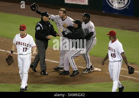 16. Oktober 2005 - USA - KRT SPORTS STORY SLUGGED: BBA-ALCS KRT FOTO VON JOSE M. OSORIO/CHICAGO TRIBUNE (Oktboer 17) ANAHEIM, CA -- Chicago White Sox A.J. Pierzynski (12) von den Chicago White Sox argumentiert einen Anruf mit dem ersten Base-Schiedsrichter, als Manager Ozzie Guillen auf dem Feld herauskommt und Los Angeles Angels' darin Erstad (17) und Pitcher Kelvim in der Escobar Acht. Die White Sox besiegten die Angels im 5. Spiel der American League Championship Series im Angel Stadium in Anaheim, Kalifornien, am Sonntag, den 16. Oktober 2005. Die White Sox klammerten die Serie vier Spiele zu einem, an Stockfoto