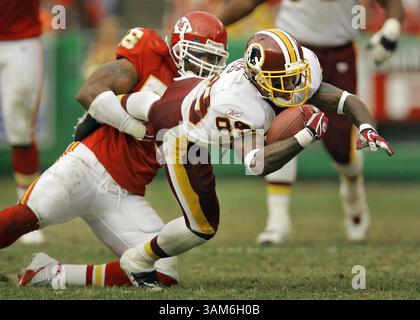 16. Oktober 2005 - USA - KRT SPORTS STORY SLUGGED: FBN-REDSKINS-CHIEFS KRT FOTO VON DAVID EULITT/KANSAS CITY STAR (16. Oktober) KANSAS CITY, MO -- Kansas CITY Chiefs Linebacker Derrick Johnson (links) bringt Washington Redskins Empfänger Santana Moss für einen kurzen Gewinn in der zweiten Hälfte. Die Chiefs besiegten die Redskins im Arrowhead Stadium in Kansas City, Missouri am Sonntag, den 16. Oktober 2005. (cdm) 2005 (Kreditbild: © David Eulitt/mct/ZUMAPRESS.com) Stockfoto
