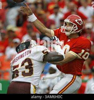 16. Oktober 2005 - USA - KRT SPORTS STORY SLUGGED: FBN-REDSKINS-CHIEFS KRT FOTO VON JOHN SLEEZER/KANSAS CITY STAR (16. Oktober) KANSAS CITY, MO -- Kansas CITY Chiefs Quarterback Trent Green (10) wirft unter Druck von Washington Redskins Linebacker Marcus Washington (53) im dritten Quartal. Die Chiefs besiegten die Redskins im Arrowhead Stadium in Kansas City, Missouri am Sonntag, den 16. Oktober 2005. (cdm) 2005 (Bild: © John Sleezer/mct/ZUMAPRESS.com) Stockfoto