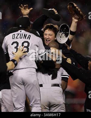 16. Oktober 2005 - USA - KRT SPORTS STORY SLUGGED: BBA-ALCS KRT FOTO VON CHARLES CHERNEY/CHICAGO TRIBUNE (Oktboer 17) ANAHEIM, CA -- Chicago White Sox Pitcher Mark Buehrle, vor der Kamera, feiert den Sieg der American League Championship mit White Sox Teamkollegen nach dem 6-3-Sieg gegen die Los Angeles Angels of Anaheim, Kalifornien, Sonntag, 16. Oktober 2005. Die White Sox schafften die Serie vier Spiele zu eins und werden in der World Series 2005 spielen. (cdm) 2005 (Kreditbild: © Charles Cherney/mct/ZUMAPRESS.com) Stockfoto