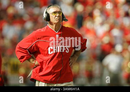 16. Oktober 2005 - USA - KRT SPORTS STORY SLUGGED: FBN-REDSKINS-CHIEFS KRT FOTO VON DAVID EULITT/KANSAS CITY STAR (16. Oktober) KANSAS CITY, MO -- Kansas CITY Chiefs Defensive Coordinator Gunther Cunningham sah ein Video-Replay von A Chiefs' Fumble Recovery während des Spiels gegen die Washington Redskins. Die Chiefs besiegten die Redskins im Arrowhead Stadium in Kansas City, Missouri am Sonntag, den 16. Oktober 2005. (cdm) 2005 (Kreditbild: © David Eulitt/mct/ZUMAPRESS.com) Stockfoto