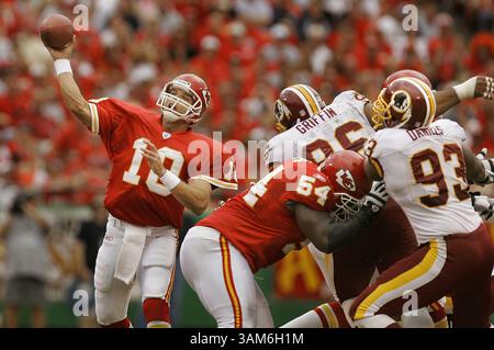 16. Oktober 2005 - USA - KRT SPORTS STORY SLUGGED: FBN-REDSKINS-CHIEFS KRT FOTO VON DAVID EULITT/KANSAS CITY STAR (16. Oktober) KANSAS CITY, MO -- Kansas CITY Chiefs Quarterback Trent Green lässt in der ersten Halbzeit einen Pass gegen die Washington Redskins los. Die Chiefs besiegten die Redskins im Arrowhead Stadium in Kansas City, Missouri am Sonntag, den 16. Oktober 2005. (cdm) 2005 (Kreditbild: © David Eulitt/mct/ZUMAPRESS.com) Stockfoto