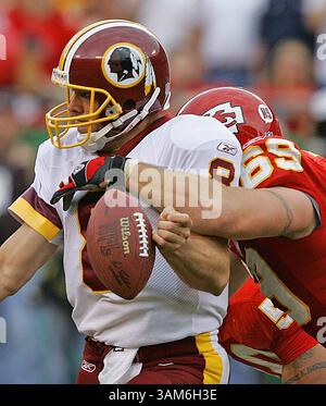 16. Oktober 2005 - USA - KRT SPORTS STORY SLUGGED: FBN-REDSKINS-CHIEFS KRT FOTO VON MIKE RANSDELL/KANSAS CITY STAR (16. Oktober) KANSAS CITY, MO - Jared Allen von den Kansas City Chiefs entzog den Ball im zweiten Quartal von Washington Redskin Quarterback Mark Brunell. Die Chiefs besiegten die Redskins im Arrowhead Stadium in Kansas City, Missouri am Sonntag, den 16. Oktober 2005. (cdm) 2005 (Kreditbild: © Mike Ransdell/mct/ZUMAPRESS.com) Stockfoto