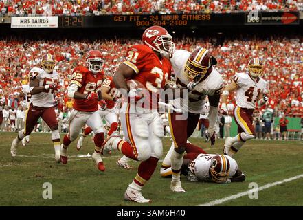 16. Oktober 2005 - USA - KRT SPORTS STORY SLUGGED: FBN-REDSKINS-CHIEFS KRT FOTO VON DAVID EULITT/KANSAS CITY STAR (16. Oktober) KANSAS CITY, MO -- Kansas CITY Chiefs Running Back Priest Holmes (31) rennt vor der Washington Redskins Verteidigung für einen Touchdown im vierten Quartal. Die Chiefs besiegten die Redskins im Arrowhead Stadium in Kansas City, Missouri am Sonntag, den 16. Oktober 2005. (cdm) 2005 (Kreditbild: © David Eulitt/mct/ZUMAPRESS.com) Stockfoto