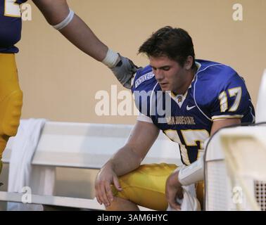 22. Okt. 2005 - USA - KRT SPORTS STORY SLUGGED: FBC-HAWAII-SANJOSEST KRT FOTO VON NHAT V. MEYER/SAN JOSE MERCURY NEWS (22. Oktober) SAN JOSE, CA -- San JOSE State University der Quarterback Adam Tafralis (17) wird nach dem Verlust von Spartans gegen die University of Hawaii von der Bank unterstützt. Hawaii besiegte den San Jose State zwischen 45 und 38 im Spartan Stadium in San Jose, Kalifornien am Samstag, den 22. Oktober 2005. (cdm) 2005 (Bild: © Nhat V. Meyer/mct/ZUMAPRESS.com) Stockfoto