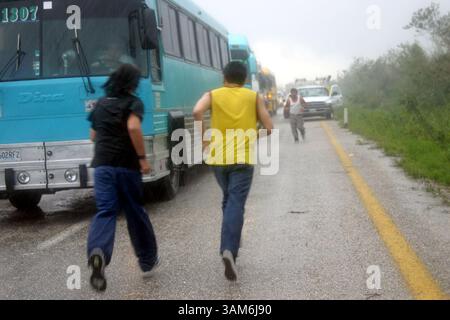 23. Oktober 2005 - USA - KRT US NEWS STORY SCHLEPPTE: WEA-WILMA KRT FOTO VON JANET SCHWARTZ/KRT (23. Oktober) CANCUN, MEXIKO -- Fahrzeuge warten online, um überflutete Gewässer auf dem Highway 180 westlich von Cancun zu überqueren, Mexiko, Sonntag, 23. Oktober 2005, nach dem Hurrikan durchquerte Wilman das Gebiet. (cdm) 2005 (Kreditbild: © Janet Schwartz/mct/ZUMAPRESS.com) Stockfoto