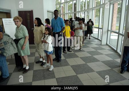 23. Oktober 2005 - USA - KRT US-NEWS STORY SCHLEPPTE: WEA-WILMA KRT FOTO VON MICHAEL LAUGHLIN/SOUTH FLORIDA SUN-SENTINEL (MIAMI OUT) (23. Oktober) NEAPEL, FL -- Naples Bewohner von Neapel, Florida, stellen sich an, um sich am Sonntag, den 23. Oktober 2005 in einem Red Cross Shelter an der Golden Gate High School anzumelden, bevor Hurrikan Wilma eintrifft. (cdm) 2005 (Bild: © Michael Laughlin/mct/ZUMAPRESS.com) Stockfoto