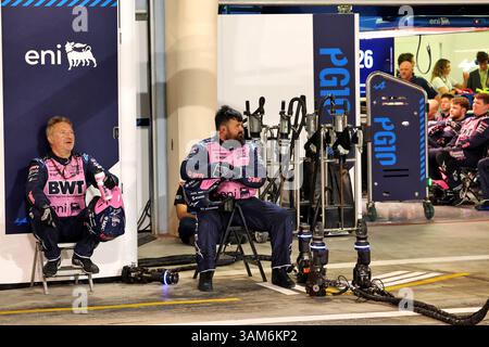 Sakhir, Bahrain. April 2025. Mechaniker des Alpine F1 Teams. 13.04.2025. Formel-1-Weltmeisterschaft, Rd 4, Grand Prix Von Bahrain, Sakhir, Bahrain, Wettkampftag. Das Foto sollte lauten: XPB/Alamy Live News. Stockfoto
