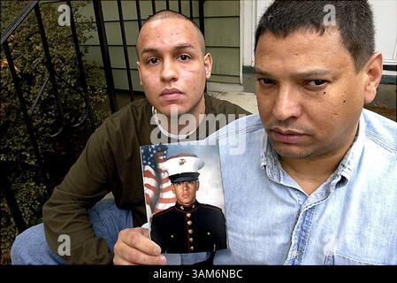 24. Oktober 2005 - USA - KRT US NEWS STORY SLUGGED: DETAINEDMARINE KRT FOTO VON DANIELLE P. RICHARDS/THE RECORD (23. November) Frank Lopez, rechts, hält ein Bild von Bruder Christian, wie sein Bruder Jordan zusieht, in ihrem Haus am 24. Oktober 2005 in Ridgefield, New Jersey. Die beiden kämpfen um rechtliche und medizinische Hilfe ihres Bruders, während er vom Marine Corps wegen Disziplinarstrafen festgehalten wird. (lj) 2005 (Kreditbild: © Danielle P. Richards/mct/ZUMAPRESS.com) Stockfoto