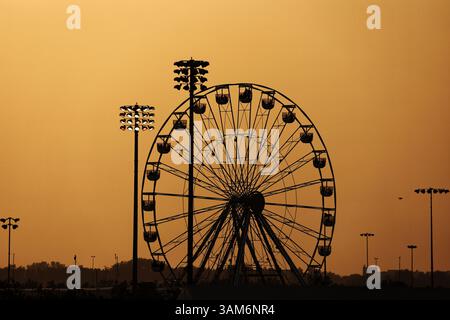 Sakhir, Bahrain. April 2025. Rundkurs Atmosphäre - Sonnenuntergang. 13.04.2025. Formel-1-Weltmeisterschaft, Rd 4, Grand Prix Von Bahrain, Sakhir, Bahrain, Wettkampftag. Das Foto sollte lauten: XPB/Alamy Live News. Stockfoto