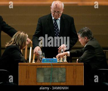 Oktober 30, 2005 - USA - KRT STAND-ALONE-FOTO VON DEM REICHEN SUGG/KANSAS CITY STAR (Oktober 29) LINDSBORG, KS -- ehemaliger russischer Präsident Michail Gorbatschow, Mitte, beobachtet ein Schachspiel zwischen den Großmeisterspielern Susan Polgar, links, und Anatoly Karpov am Bethany College in Lindsborg, Kansas, am Samstag, 29. Oktober 2005. (gsb) 2005 (Kreditbild: © Rich Sugg/mct/ZUMAPRESS.com) Stockfoto