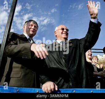 Oktober 30, 2005 - USA - KRT STAND-ALONE-FOTO VON DEM REICHEN SUGG/KANSAS CITY STAR (Oktober 29) LINDSBORG, KS -- der ehemalige russische Präsident Michail Gorbatschow, rechts, sieht am Samstag, 29. Oktober 2005 die Parade „Chess for Peace“ mit Großmeister Anatoly Karpov am Bethany College in Lindsborg, Kansas. (gsb) 2005 (Kreditbild: © Rich Sugg/mct/ZUMAPRESS.com) Stockfoto