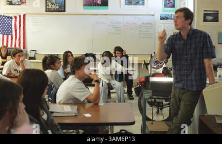 Oktober 31, 2005 - USA - KRT US NEWS STORY SLUGGED: ENV-WARMING-BIKETREK KRT FOTO VON KAREN T. BORCHERS/SAN JOSE MERCURY NEWS (4. November) David Kroodsma, rechts, spricht mit Schülern der Los Altos High School am 31. Oktober 2005 in Los Altos, Kalifornien. Er plant, mit dem Fahrrad von Palo Alto nach Argentinien zu fahren, um das Bewusstsein für den Klimawandel zu schärfen. (lj) 2005 (Kreditbild: © Karen T. Borchers/mct/ZUMAPRESS.com) Stockfoto