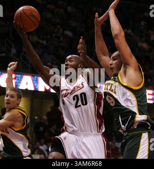 9. November 2005 - USA - KRT SPORTS STORY SLUGGED: BKN-SONICS-CAVALIERS KRT FOTO VON LEW STAMP/AKRON BEACON JOURNAL (9. November) CLEVELAND, OH - Cleveland Cavaliers Guard Eric Snow (20) bringt einen Ball an Seattle Überschallverteidiger Vitaly Potapenko vorbei während der Spielaktion in der Quicken Loans Arena in Cleveland, Ohio, Mittwoch, 9. November 2005. (cdm) 2005 (Kreditbild: © Lew Stamp/mct/ZUMAPRESS.com) Stockfoto