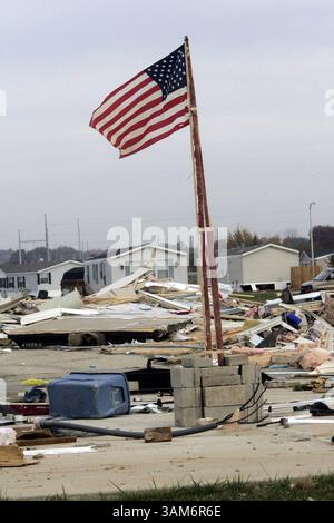 7. November 2005 - USA - KEINE MAGIE, KEINE VERKÄUFE --KRT US-NEWS STORY SCHLEPPTE: TORNADO KRT FOTO VON ROB GOEBEL/INDIANAPOLIS STAR (7. November) EVANSVILLE, IN-- eine amerikanische Flagge steht mitten in Trümmern im Eastbrook Mobile Home Park außerhalb von Evansville, Indiana, Montag, 7. November 2005, nach einem schweren Tornado traf die Gegend am frühen Sonntag. (lj) 2005 (Kreditbild: © Rob Goebel/mct/ZUMAPRESS.com) Stockfoto
