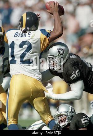 28. September 1997 - USA - Oakland Raider Darrell Russell (96) schnappt sich das Trikot von Los Angeles Rams Quarterback Tony Banks in diesem Dateifoto vom 28. September 1997 in Oakland, Kalifornien. Darrell Russell, ein zweimaliger Pro Bowler und südkalifornischer Verteidigungsstreitmann, starb bei einem Autounfall am frühen Donnerstag, dem 15. Dezember 2005. (BOB PEPPING/CONTRA COSTA/KRT) (Kreditbild: © Bob Pepping/mct/ZUMAPRESS.com) Stockfoto