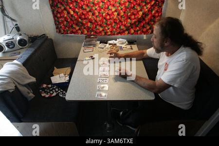 10. November 2005 - USA - KRT US NEWS STORY SLUGGED: WEA-STORMS-ANTOIONES KRT FOTO VON CHRIS GRAYTHEN/CHICAGO TRIBUNE (17. November) John Hoffman spielt Solitär in seinem temporären Trailer in Bentley, Louisiana, am 10. November 2005. Er wartet darauf, Wohnungen von der FEMA näher an New Orleans zu bekommen und hofft, wieder im Antoines Restaurant arbeiten zu können. (gsb) 2005 (Bild: © Chris Graythen/mct/ZUMAPRESS.com) Stockfoto