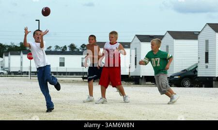14. November 2005 - USA - KRT US NEWS STORY SLUGGED: WEA-OBDACHLOSE KRT FOTO VON CHARLES TRAINOR JR/MIAMI HERALD (SOUTH FLORIDA SENTINEL UND ORLANDO SENTINEL OUT) (20. November) CHARLOTTE COUNTY, FL -- Jeremy Jackson, 12, (links) fängt einen Pass auf der Feldstraße vor seinem Wohnwagen im FEMA-Trailer-Park in Charlotte County, Florida. Der Park beherbergt Hunderte von Opfern des Hurrikans Charley, 2004. (cdm) 2005 (Kreditbild: © Charles Trainor Jr/mct/ZUMAPRESS.com) Stockfoto