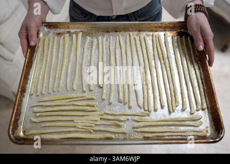 16. November 2005 – USA – Jennifer Behar hält am 6. November 2005 in ihrem Haus in Coral Gables, Florida ein Backblech mit Brotstangen. Behar's Gourmet-Biscotti und Brotsticks sind in den Regalen von 10 Märkten in South Florida sowie in einer Handvoll von Geschäften in Kalifornien und Texas. (Al Diaz/Miami Herald/KRT) (Bild: © Al Diaz/mct/ZUMAPRESS.com) Stockfoto