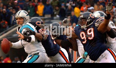 20. November 2005 – USA – KRT SPORTS STORY SLUGGED: FBN-PANTHERS-BEARS KRT FOTO VON PATRICK SCHNEIDER/CHARLOTTE OBSERVER (20. November) CHICAGO, IL – Carolina Panthers Quarterback Jake Delhomme (links) wird von Chicago Bears Defensive End Adewale Ogunleye entlassen. Die Bears besiegten die Panthers mit 13:3, am Sonntag, den 20. November 2005, im Soldier Field in Chicago, Illinois. (cdm) 2005. (Kreditbild: © Patrick Schneider/mct/ZUMAPRESS.com) Stockfoto