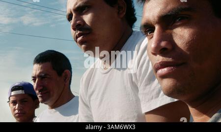 20. November 2005 - USA - KRT US NEWS STORY SCHLEPPTE: STORMS-HONDURANS KRT FOTO VON TRAVIS HEYING/WICHITA EAGLE (21. November) Honduranische Einwanderer, von links: Jose Ealeas, Wilfredo Medina, Jose Gonzales und Jose Galeas warten vor einer Gesundheitsklinik in Kenner, Louisiana, Sonntag, 20. November 2005 auf Honduranische Passanträge. Wie viele andere 120.000 Honduraner, die im Süden Louisianas zu Hause sind, machen Sprachbarrieren und Bürgerrechtsprobleme die Erholung vom Hurrikan Katrina noch schwieriger. (smd) 2005 (Abbildung: © Travis Heying/mct/ZUMAPRESS.com) Stockfoto