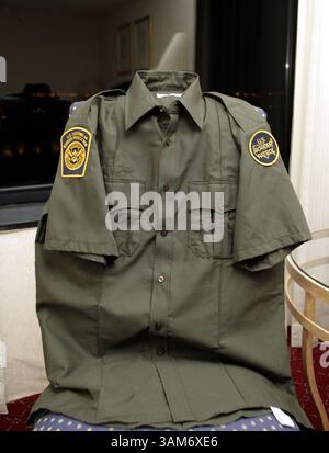 27. November 2005 - USA - KRT US NEWS STAND ALONE PHOTO SLUGGED: BORDERPATROL KRT FOTO VON YURI GRIPAS/KRT (November 30) Ein US Border Patrol Hemd aus Mexiko wird in Washington, D.C., am 26. November 2005 ausgestellt. (lde) 2005 (Bild: © Yuri Gripas/mct/ZUMAPRESS.com) Stockfoto