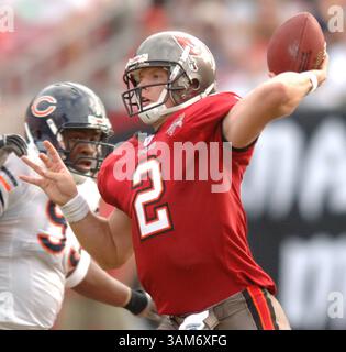 27. November 2005 - USA - KRT SPORTS STORY SLUGGED: FBN-BEARS-BUCS KRT FOTO VON GARY W. GREEN/ORLANDO SENTINEL (MIAMI OUT) (27. November) TAMPA, FL - Chicago Bears Defensive End Adewale Ogunleye (93) drückt Tampa Bay Buccaneers Quarterback Chris Simms (2) während der zweiten Halbzeit. Die Bears besiegten die Buccaneers mit 10:13, am Sonntag, den 27. November 2005, im Raymond James Stadium in Tampa, Florida. (cdm) 2005 (Bild: © Gary W. Green/mct/ZUMAPRESS.com) Stockfoto