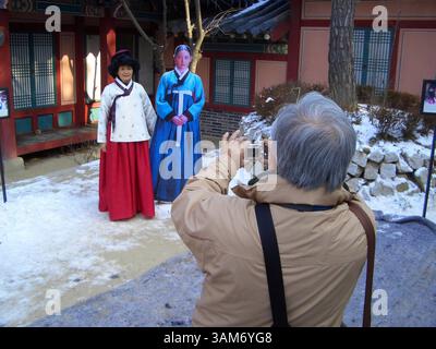 6. Dezember 2005 – der japanische Tourist Ryozo Sugiyama fotografiert seine Frau Kaiko, die an einem lebensgroßen, zweidimensionalen Stand-up-Poster der koreanischen Fernsehschauspielerin Lee Young AE im Dae Jang Geum Theme Park in Yangjoo, Südkorea, steht. (Evan Osnos/Chicago Tribune/KRT) (Bild: © Evan Osnos/mct/ZUMAPRESS.com) Stockfoto