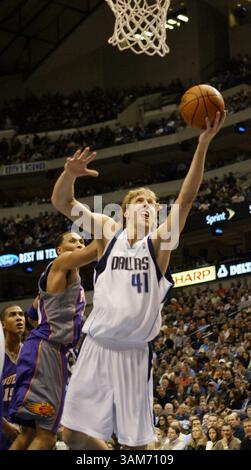 14. Dezember 2005 - USA - KRT SPORTS STORY SLUGGED: BKN-SUNS-MAVERICKS KRT FOTO VON SHARON M. STEINMAN/FORT WORTH STAR-TELEGRAMM (DALLAS OUT) (14. Dezember) DALLAS, TX - Dallas Mavericks Center Dirk Nowitzki (41) wirft einen Schuss auf, als Shawn Marion von den Phoenix Suns im zweiten Quartal verteidigt. Die Maverick besiegten die Suns 102–94 im American Airlines Center in Dallas, Texas am Mittwoch, den 14. Dezember 2005. (cdm) 2005 (Kreditbild: © Sharon M. Steinman/mct/ZUMAPRESS.com) Stockfoto