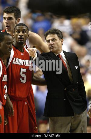 17. Dezember 2005 – USA – nachdem er zu einem technischen Foul aufgerufen wurde, gibt Rick Pitino, Right, seinem Team Anweisungen während der zweiten Halbzeit, als Kentucky Louisville 73-61, am Samstag, den 17. Dezember 2005, besiegte. in der Rupp Arena in Lexington, Kentucky. (Mark Cornelison/Lexington Herald-Leader/KRT) (Bild: © Mark Cornelison/mct/ZUMAPRESS.com) Stockfoto