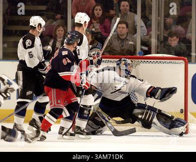 22. Dezember 2005 – USA – Tampa Bay Lightning-Torwart John Grahame wird bei diesem Schuss von Tom Poti der New York Rangers geschlagen, nicht abgebildet, spät in der dritten Periode. Die Rangers besiegten die Lightning 4-2 im Madison Square Garden in New York am Donnerstag, den 22. Dezember 2005. (Paul J. Bereswill/Newsday/KRT) (Bild: © Paul J. Bereswill/mct/ZUMAPRESS.com) Stockfoto