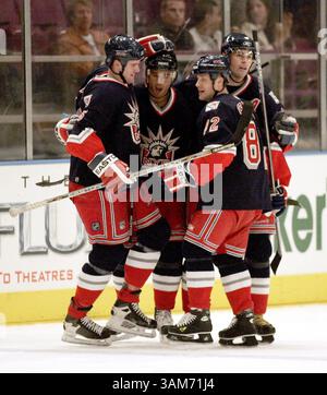 22. Dezember 2005 – USA – der New York Rangers-Mob Tom Poti, Mitte, nachdem Poti in der dritten Periode das Go Ahead-Tor erzielte. Die Rangers besiegten die Lightning 4-2 im Madison Square Garden in New York am Donnerstag, den 22. Dezember 2005. . (Paul J. Bereswill/Newsday/KRT) (Bild: © Paul J. Bereswill/mct/ZUMAPRESS.com) Stockfoto